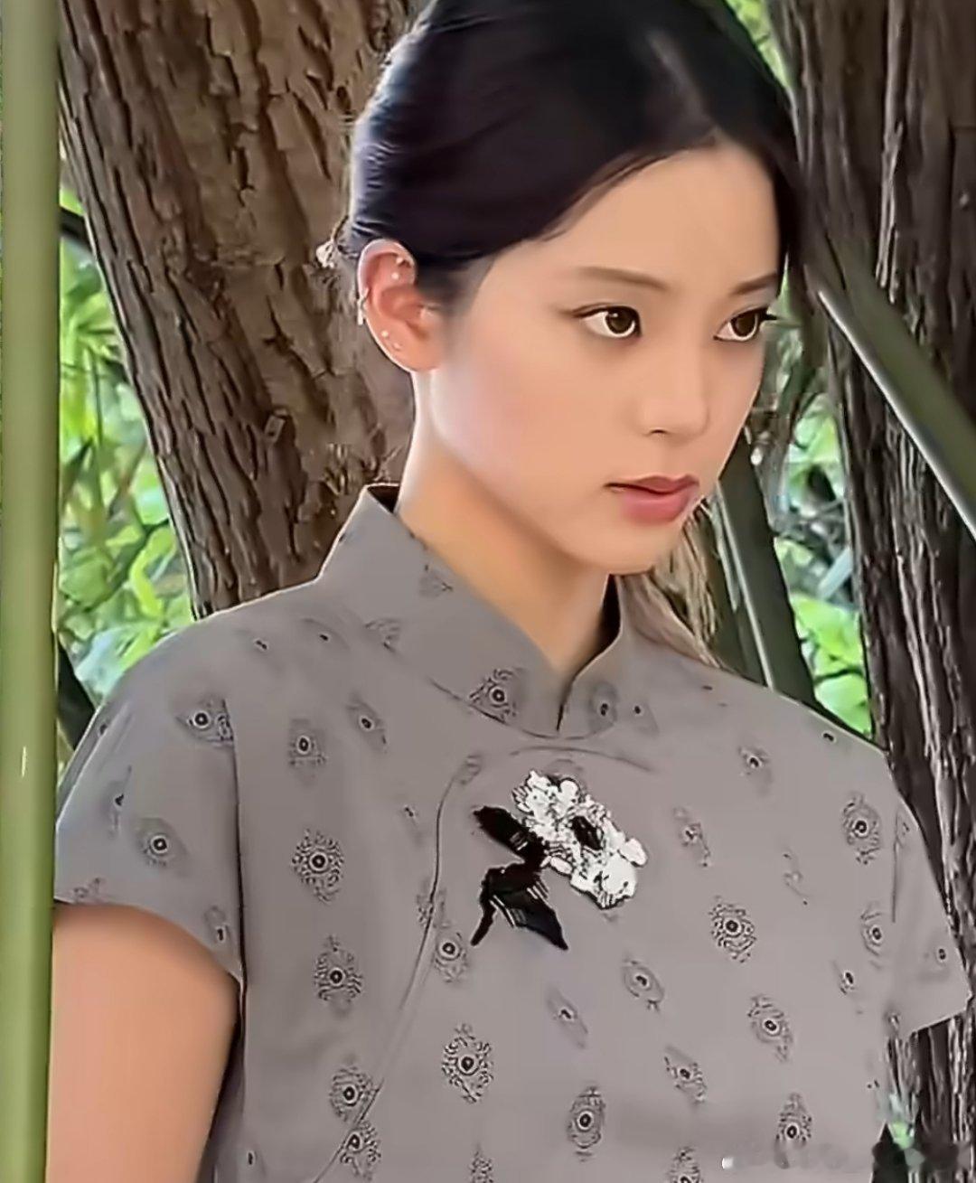 欧阳娜娜欧阳娜娜一日工作vlog台前自信优雅气场十足，幕后安静随性松弛感拉满，两