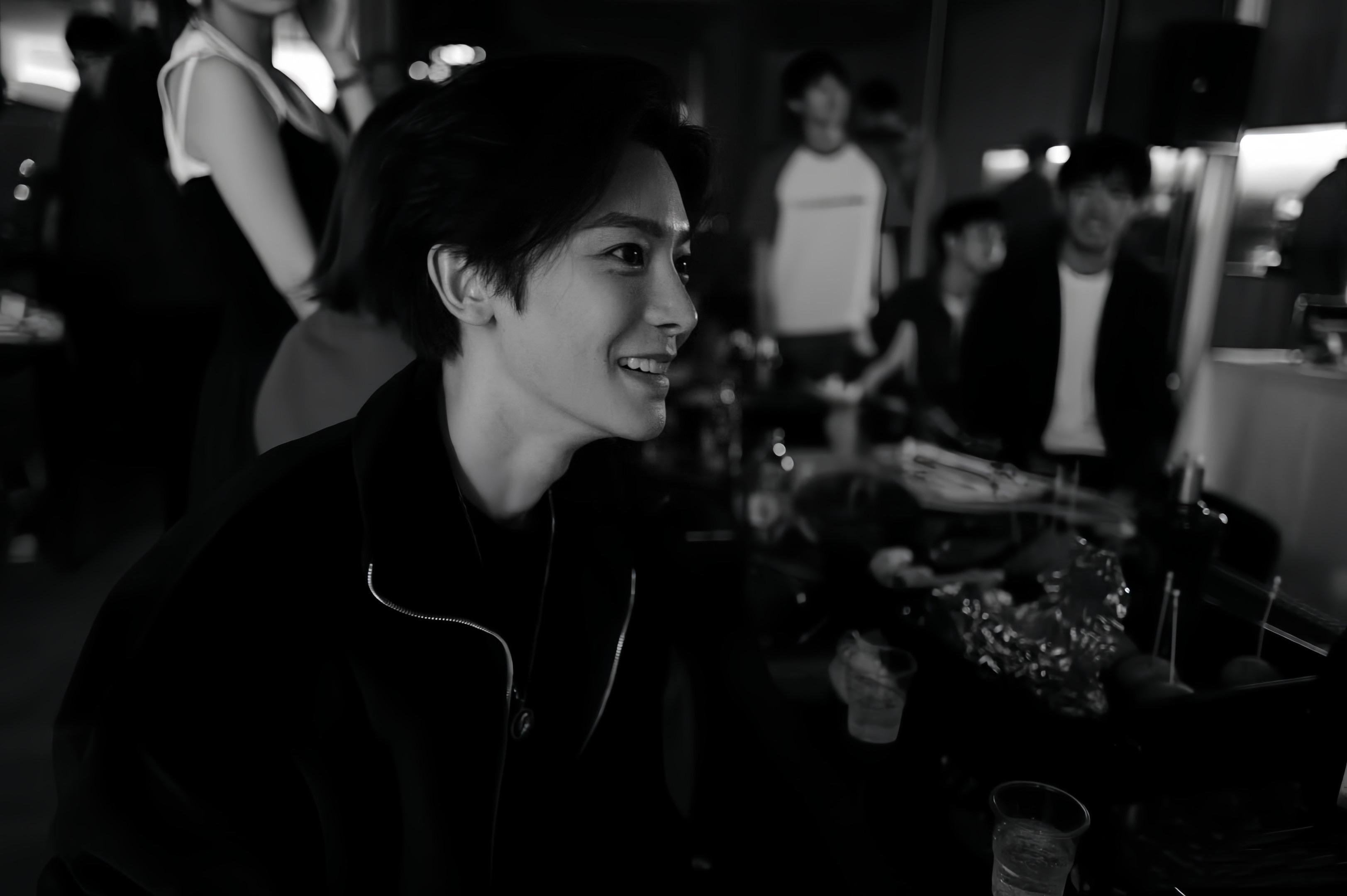 人潮汹涌挡不住只望向你的眼睛。