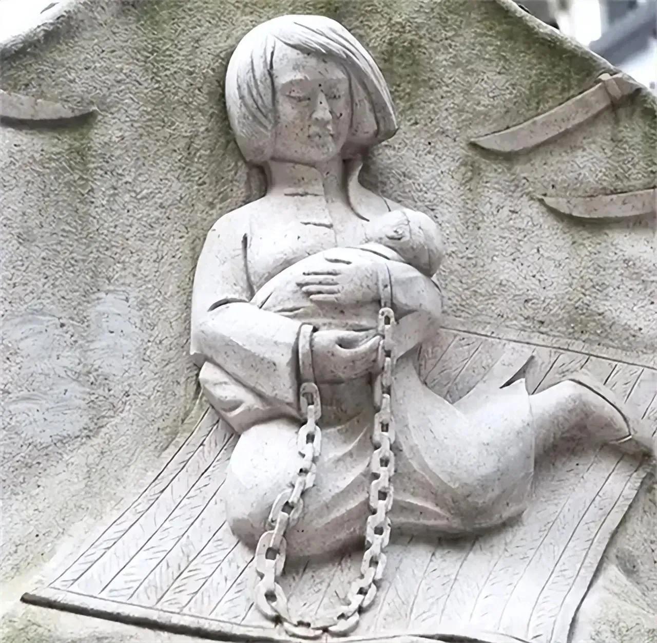 1928年，敌人刑场，浑身是血的王月贞从亲人手中抱过4个月大的儿子，含泪给孩子喂