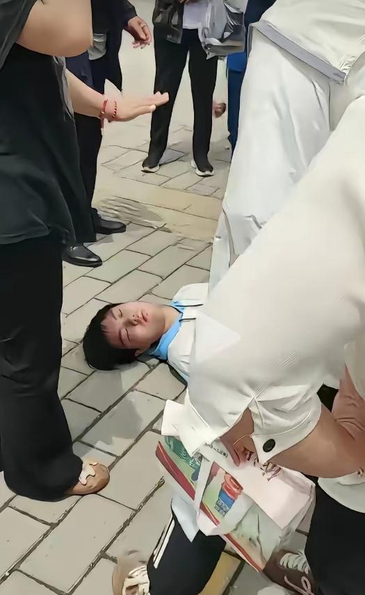 图个啥？ 6月9日下午，一名高考生 考完最后一科，一时冲动尝试后空翻庆祝，坚硬路
