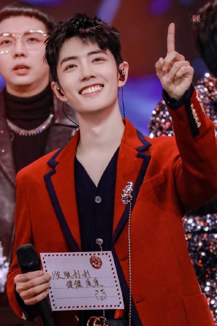 #肖战[超话]#笑容真的非常灿烂，红色和肖战的适配度真是满分啊 ​​​