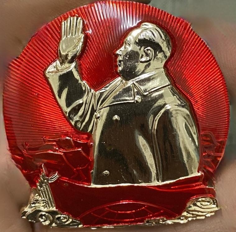 ＃红色文化＃
毛主席像章欣赏：
    《毛主席挥手我前进【世界进入毛泽东思想新