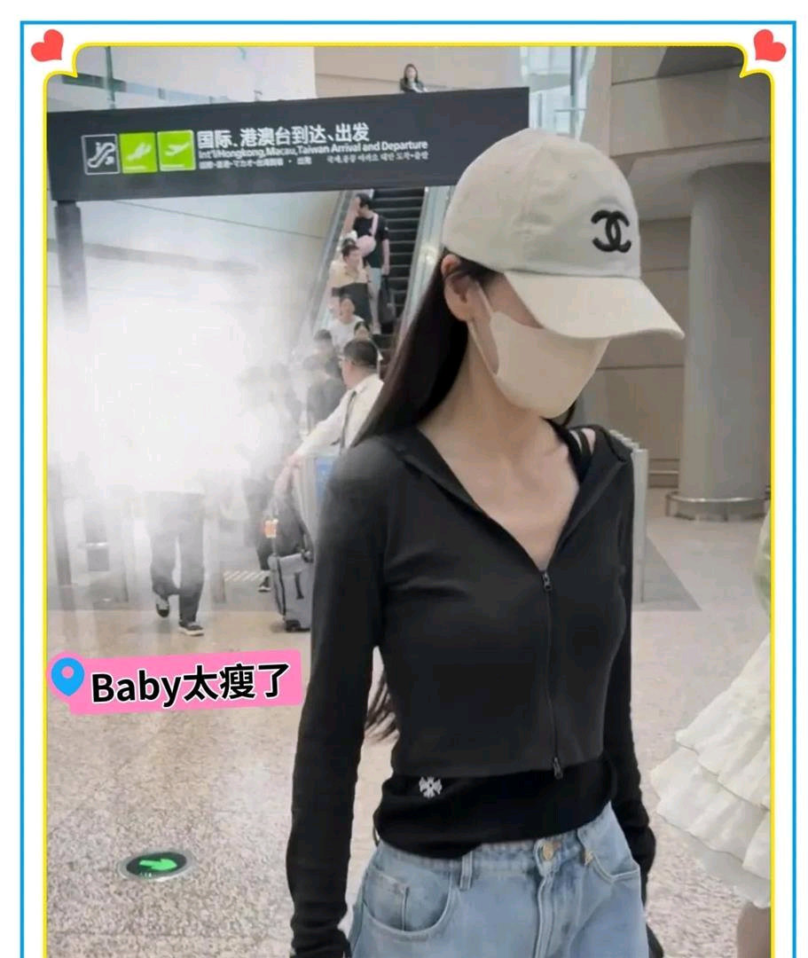 Angelababy现身机场被偶遇，紧身衣搭配阔腿牛仔裤，松弛感十足！ 