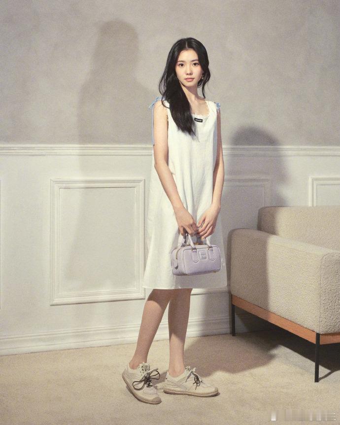 刘浩存、赵今麦、李庚希三大00花为miumiu同款包包拍摄的最新时尚大片，来看看