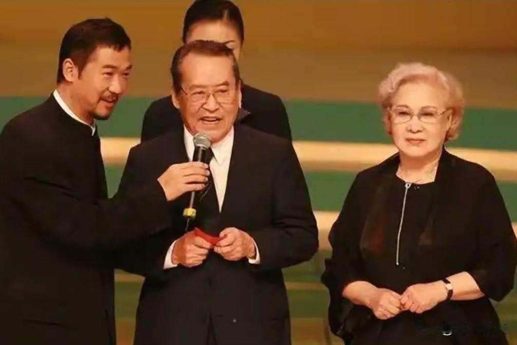 彼年，张国立与两位著名的电影表演艺术家同台，右一是越老越有韵味的秦怡老师，中间这