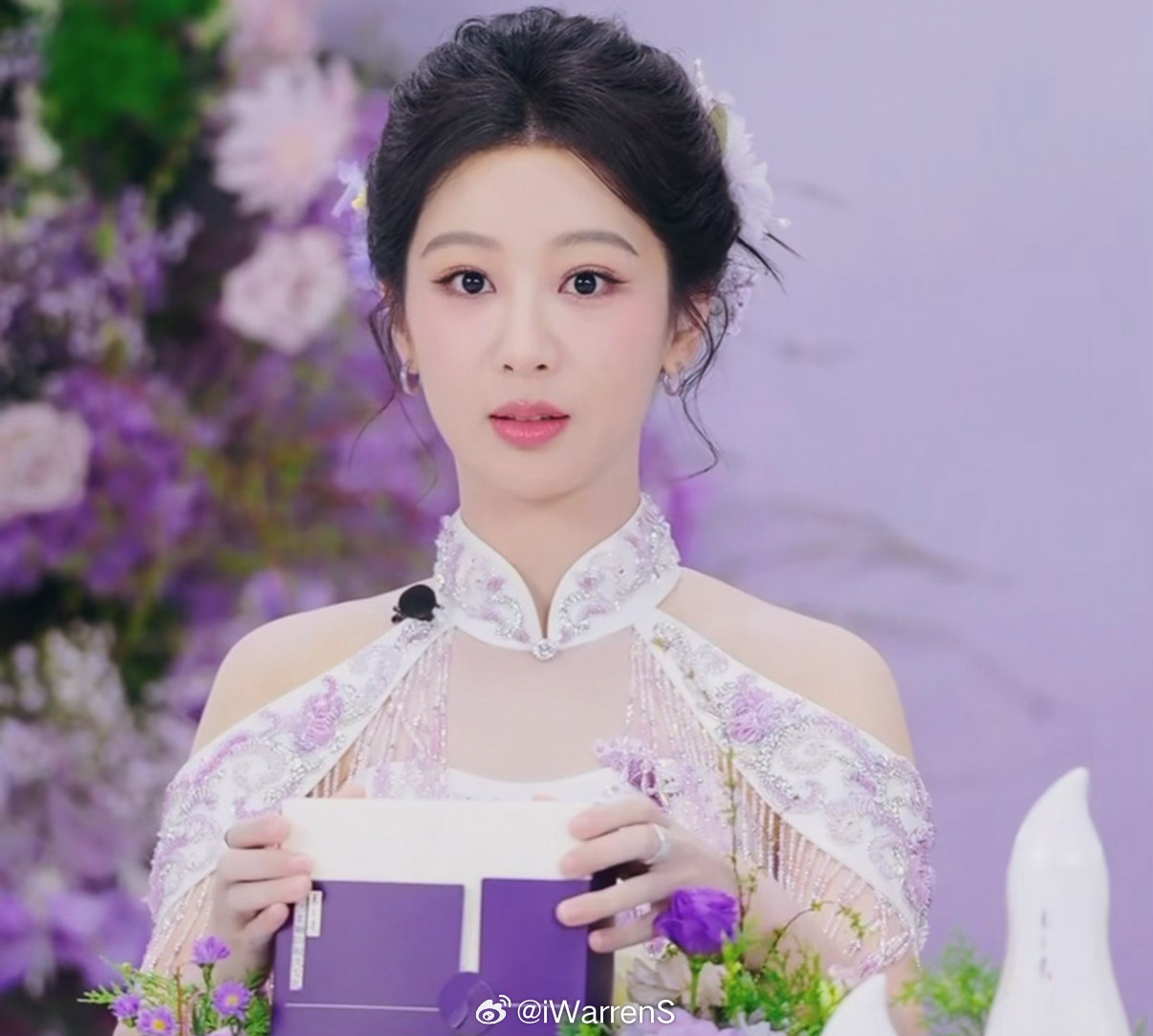 今晚杨紫盘发紫旗袍造型真的太好看了吧！杨紫直播