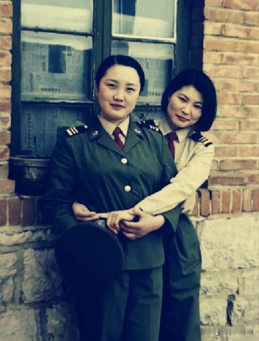 同一个女生，一张穿制服，看着干练飒爽；一张穿普通衣服，轻轻松松站着拍照。身边一直