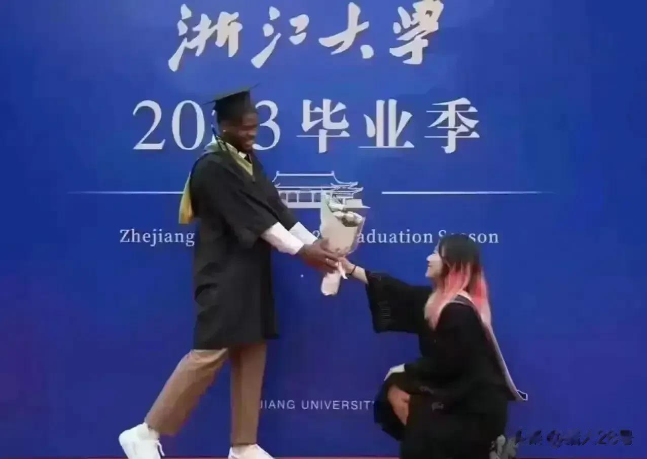 有些女孩子甚至以能和外国人交往而感到自豪，骨子里的自卑和极度的虚荣导致三观不正。