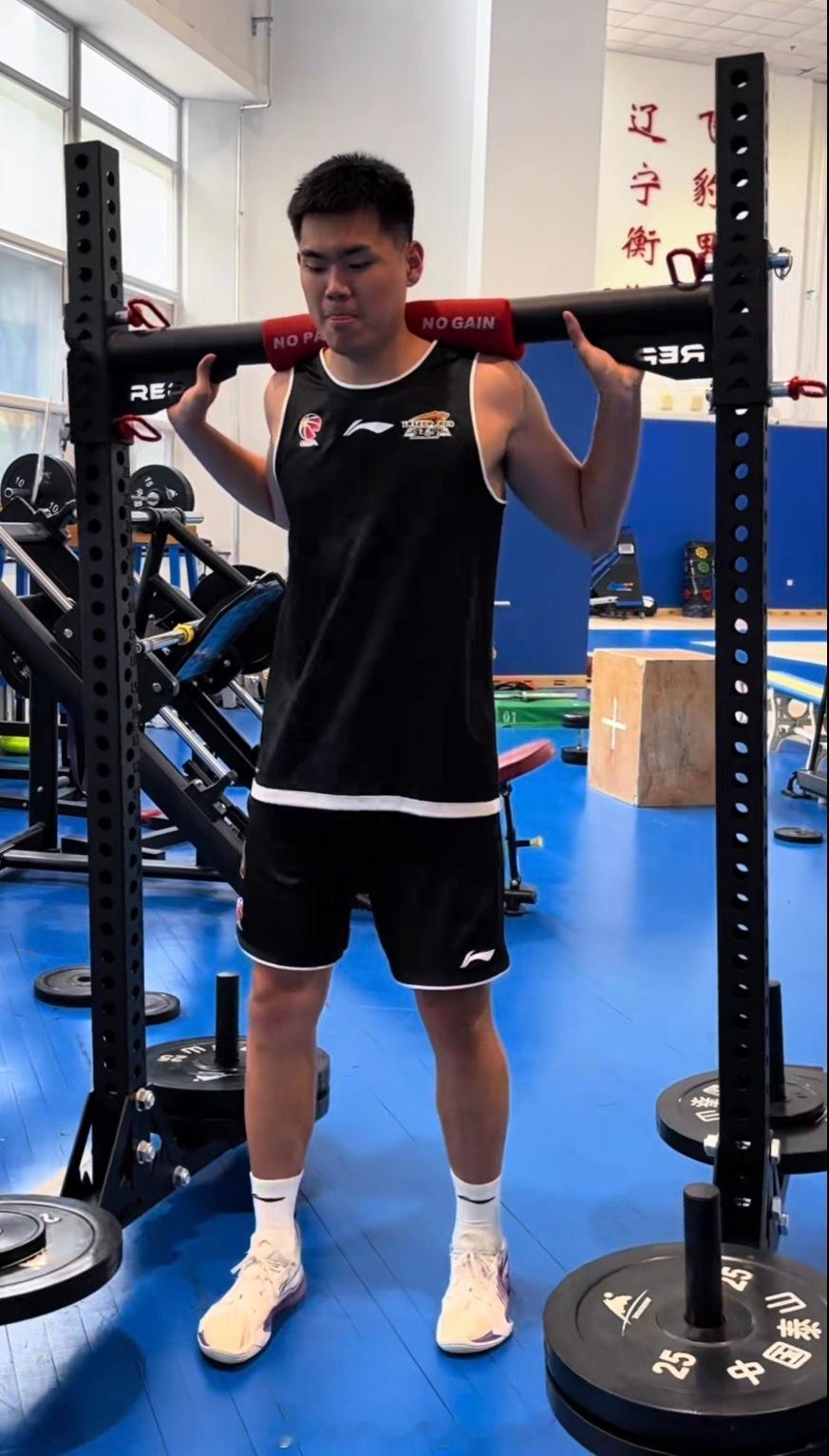 瘦了不少，在西班牙完成比赛任务的黄秋实出现在辽宁男篮训练馆进行力量训练 
