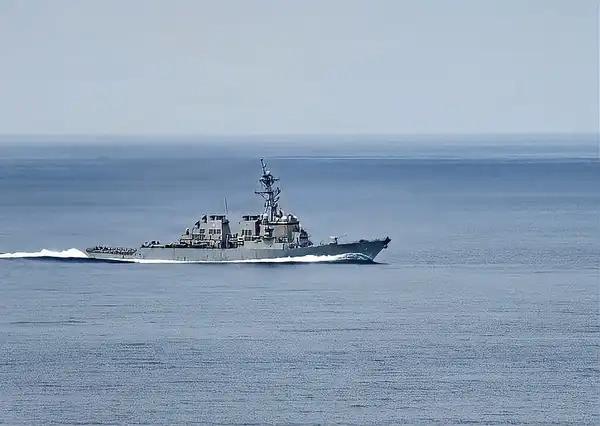 据外媒报道，美国海军一艘导弹驱逐舰上月在南海海域发生严重工程故障，舰艇动力丧失长