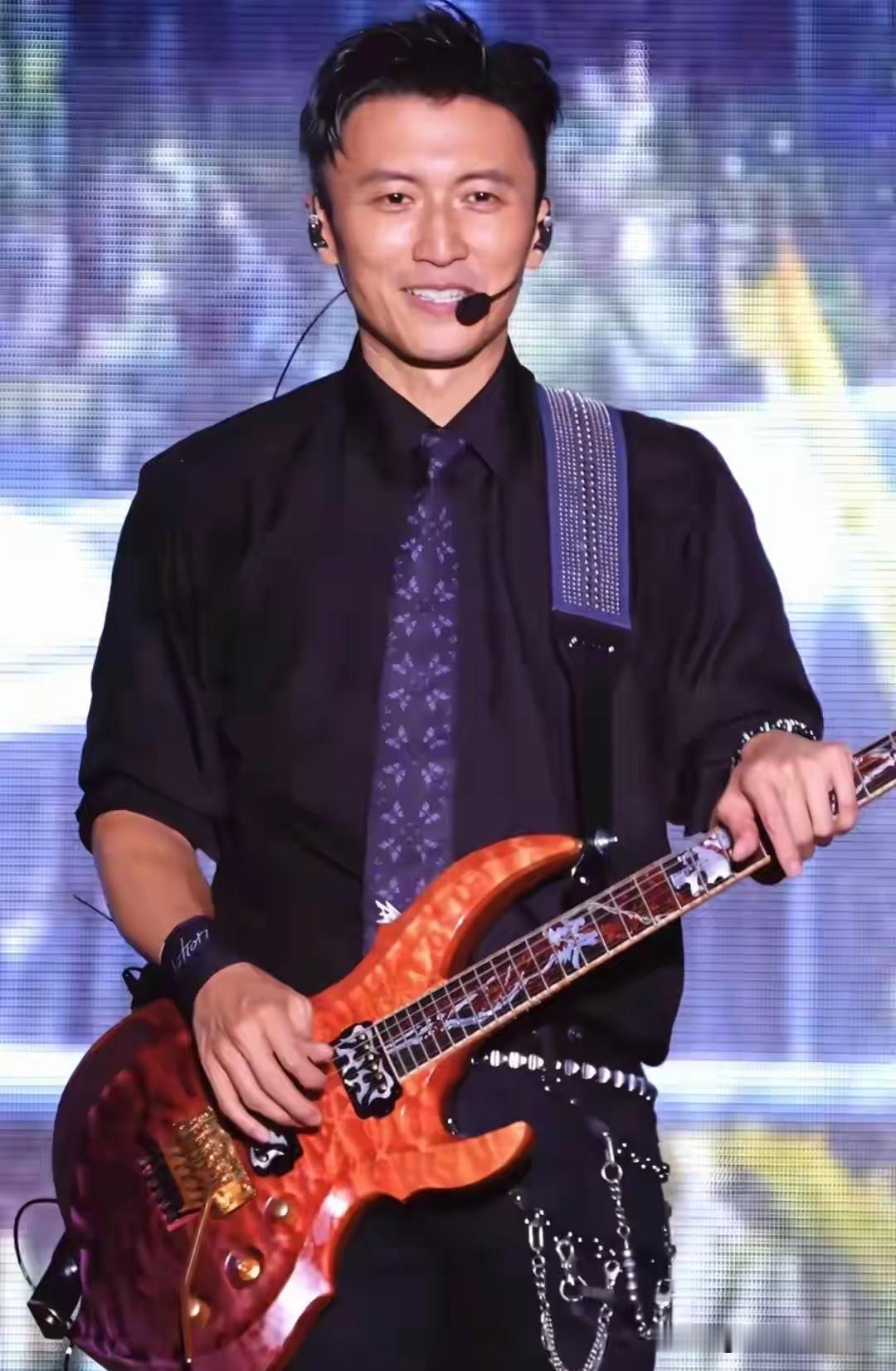 谢霆锋黑了瘦了一夜白头，对着天空说谢谢你，他青岛演唱会上忍不住哽咽，控制不住悲伤