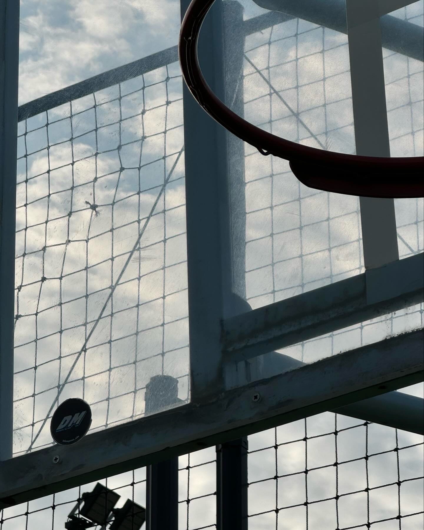 生活中，人人都不易。愿你做自己的太阳，去遣散生活的阴霾黑暗，去驱赶人生的冰霜雪雨