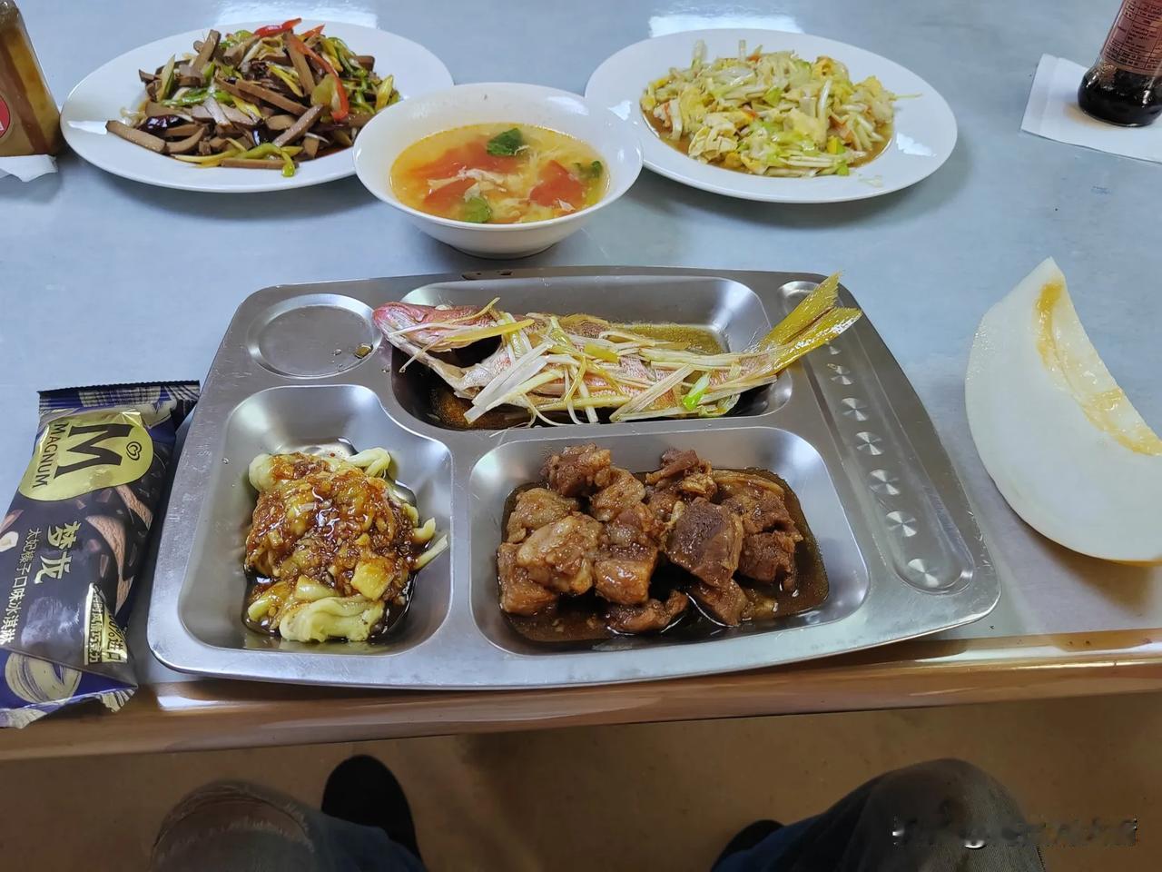 已经连续两天（四顿饭）吃鱼了， 本以为兄弟们都吃够了，结果还是那个样子，都吃的干