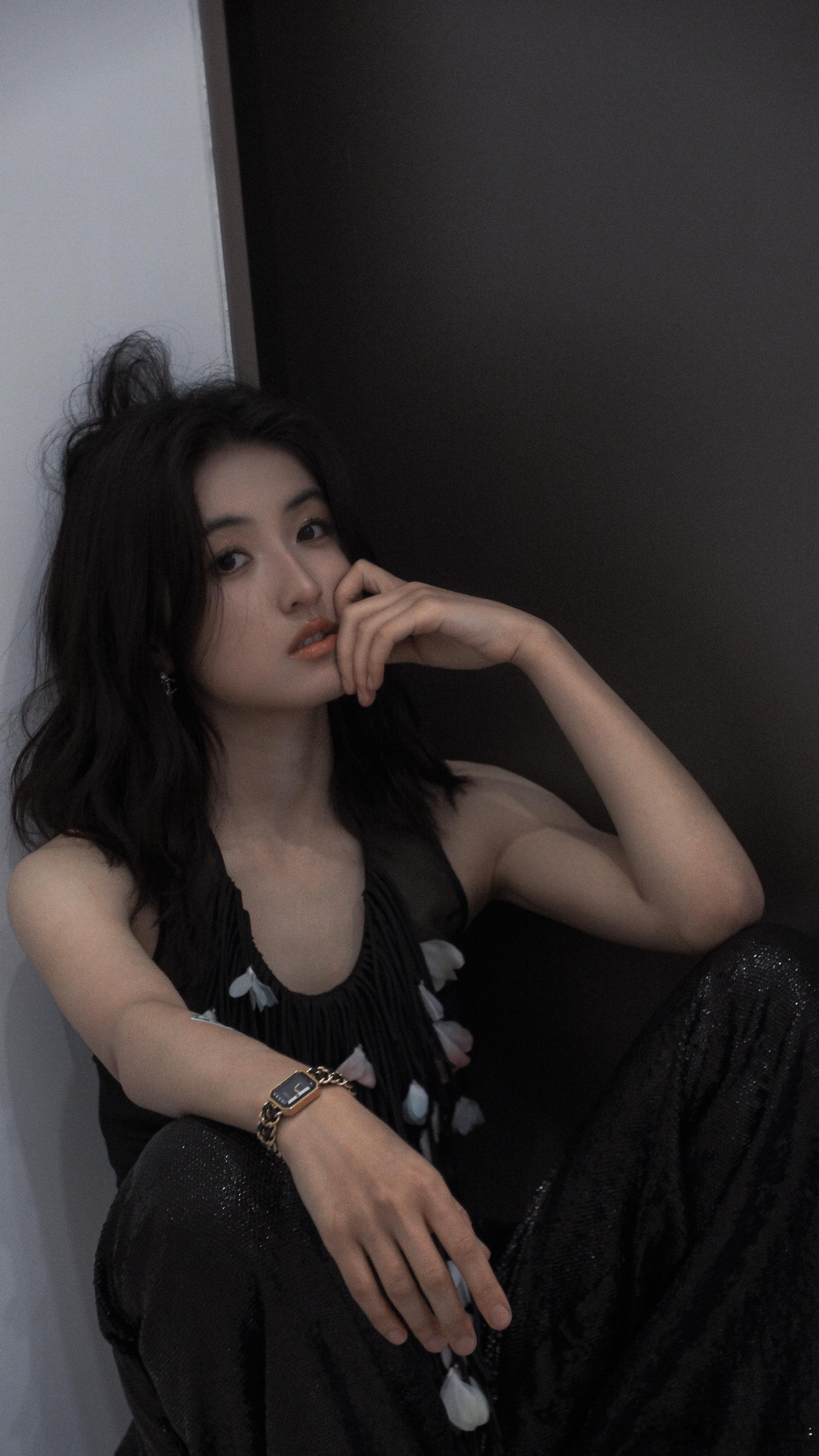 看到张子枫给《盛夏未来》的导演陈正道颁奖感觉还挺奇妙的，女主角能给导演颁奖真的太