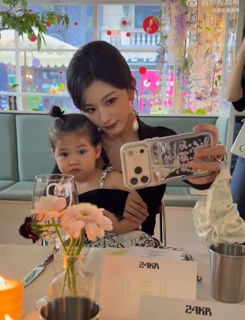 孔雪儿抱了韩安冉女儿孔雪儿抱韩安冉女儿 等我小了也要孔雪儿抱！ 