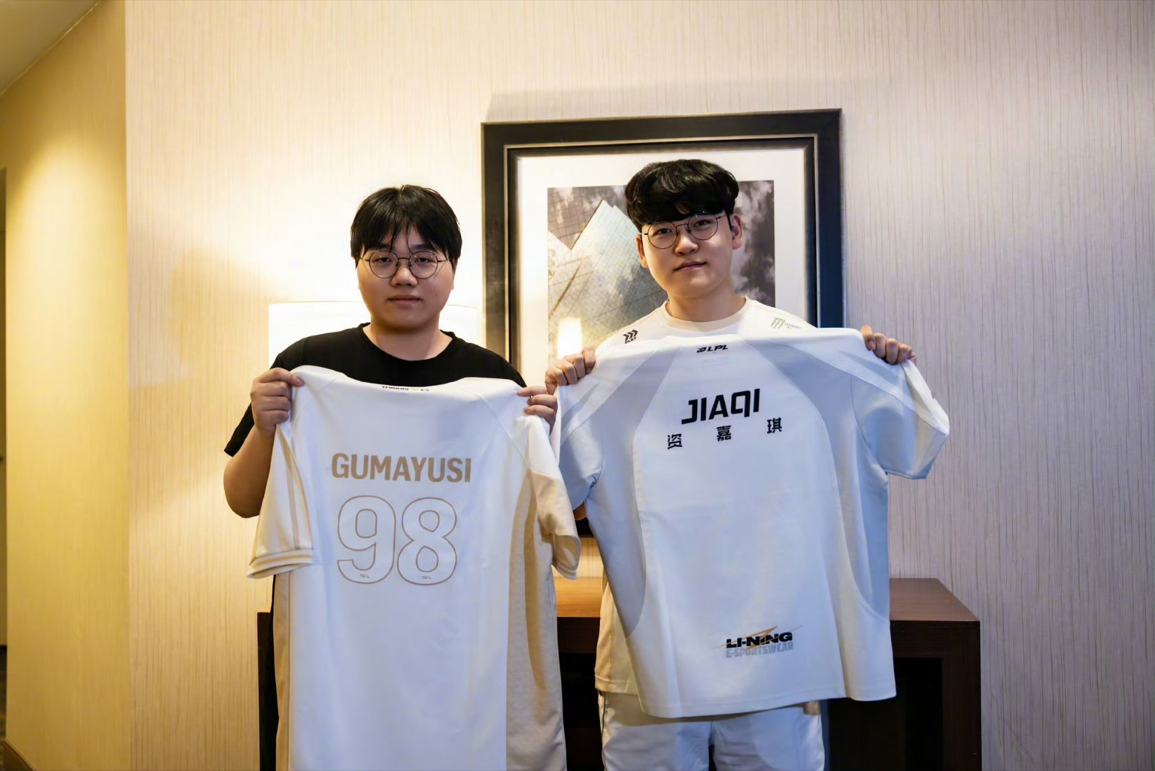 粉丝投稿：Gumayusi选手交换队服之后发的👇“和IG的AD选手交换了队服，