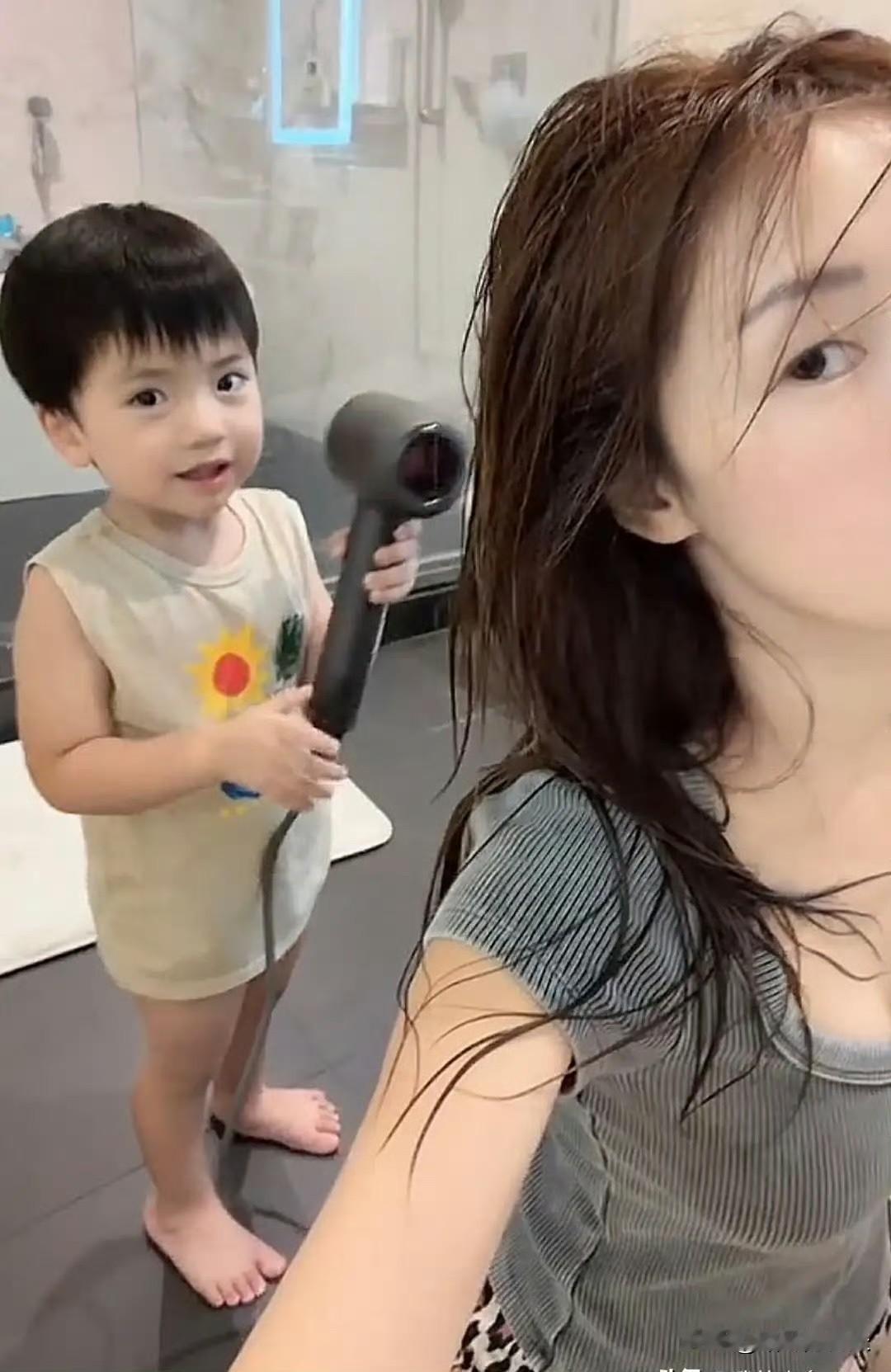 李念晒出三胎儿子，才3岁就知道帮妈妈吹头发了，小家伙拿着吹风机，李念就乖乖蹲在地