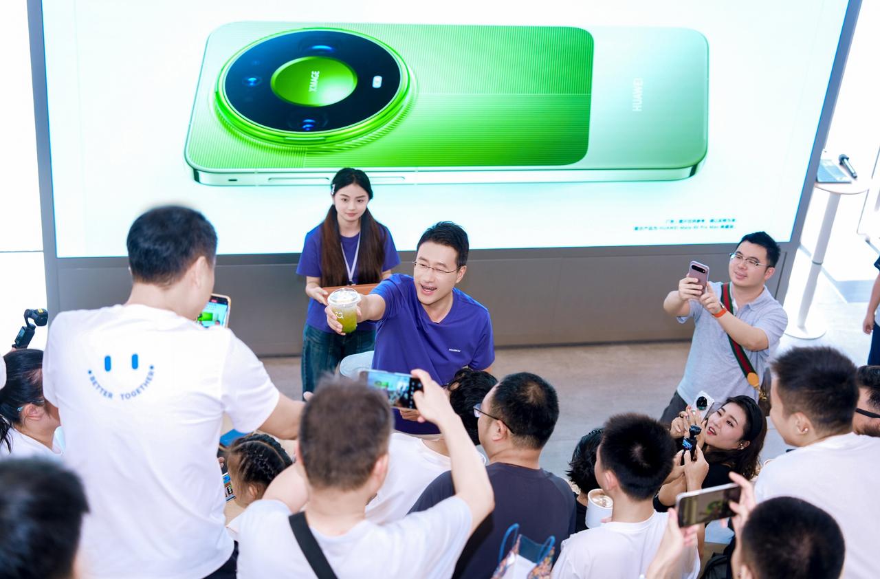 国庆偶遇华为何刚演示Mate90新机国庆第一天喝到了华为何刚送的咖啡国庆假期走进