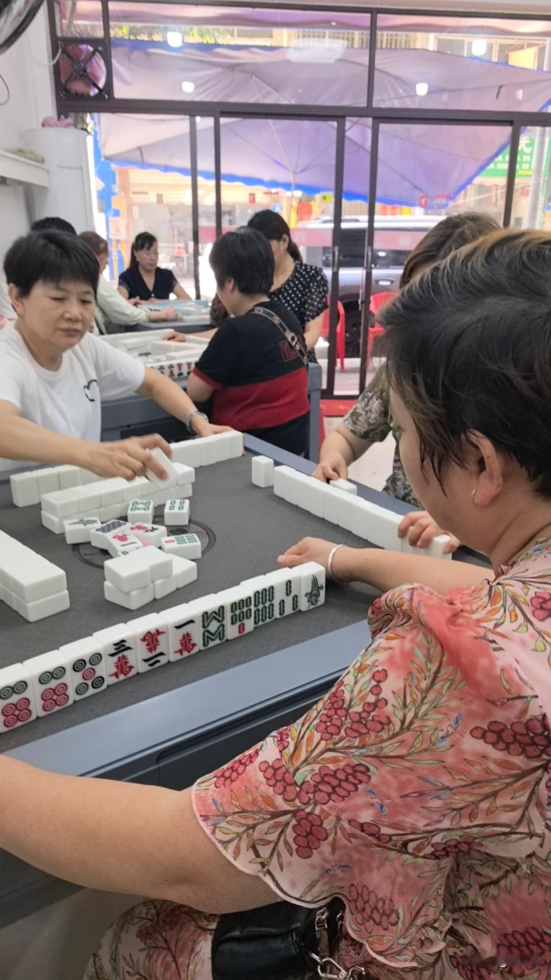 现在的退休生活多种多样。许多人去跳坝坝舞。许多人在打麻将。