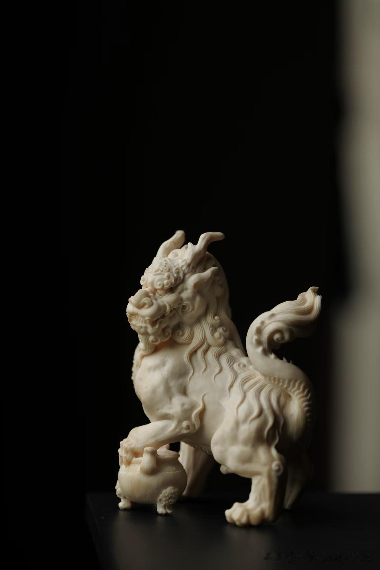 静坐炉旁，不怒自威。

猛犸牙温润细腻，狻猊昂首而踞，鬃毛翻卷，神态沉稳，脚踏香