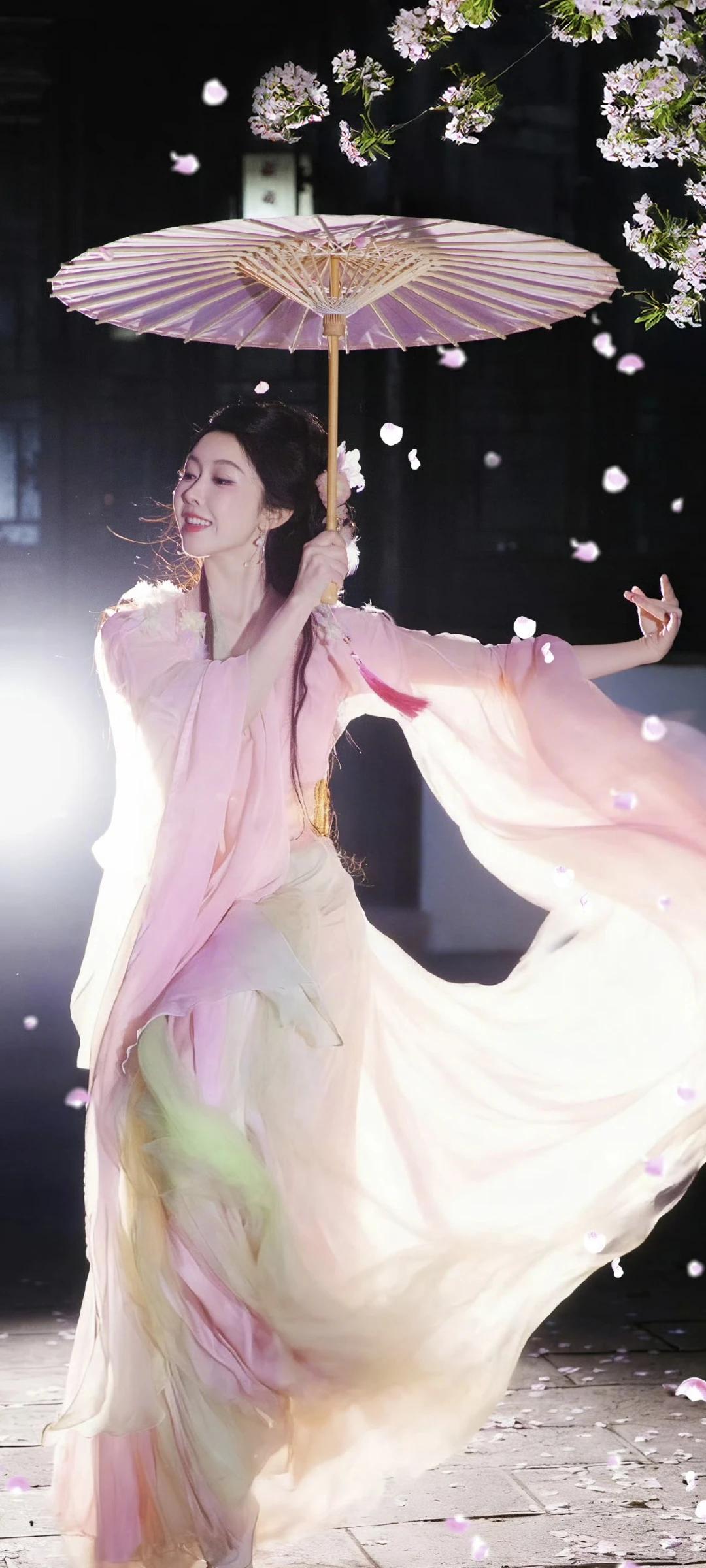宣璐古风壁纸～
夜樱、彩裙、纸伞，这般模样恰似古装剧中的仙子。