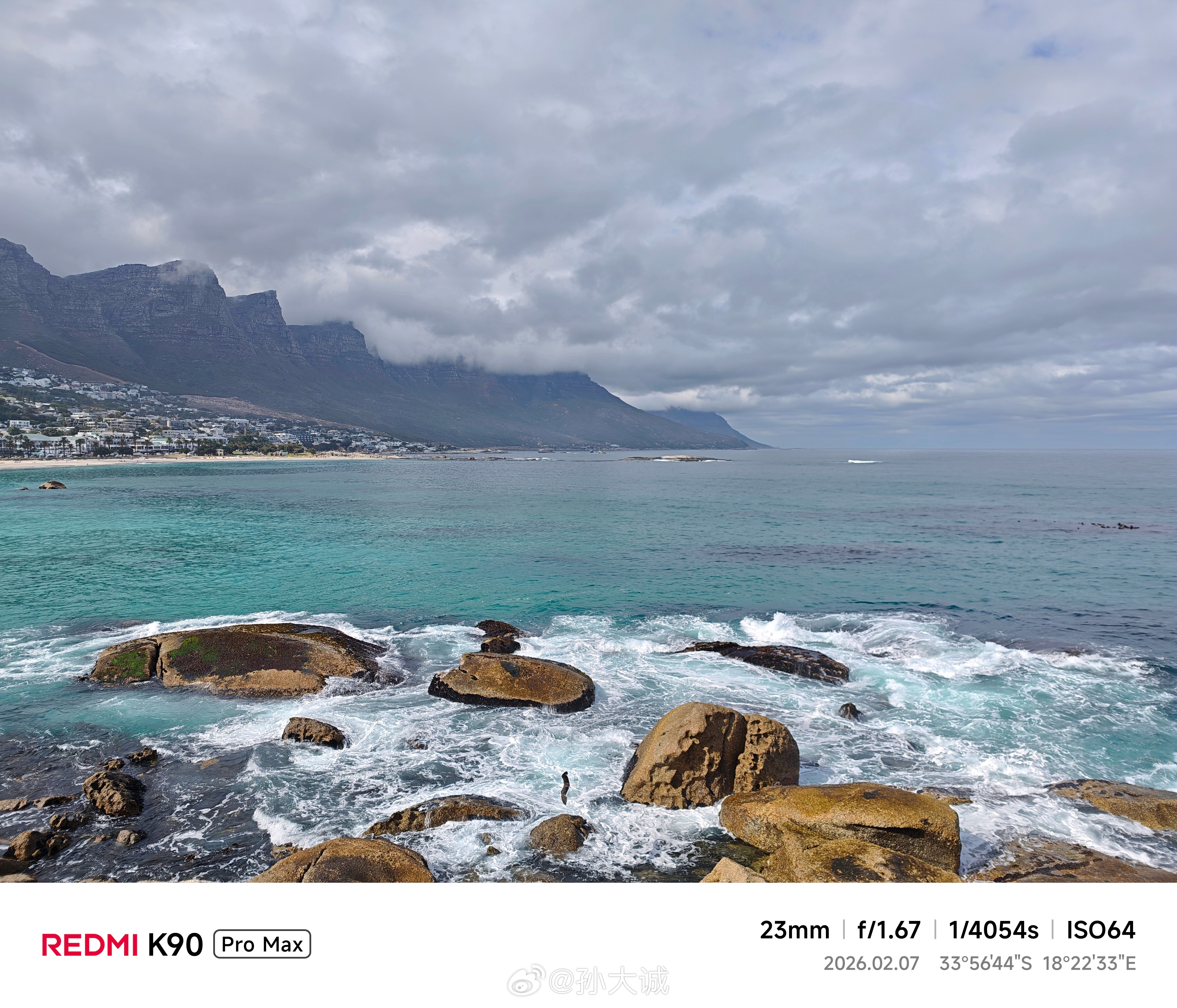 今天翻看手机发现还有很多南非 图没发在开普敦坎普斯湾，随手按下快门，远处十二门徒