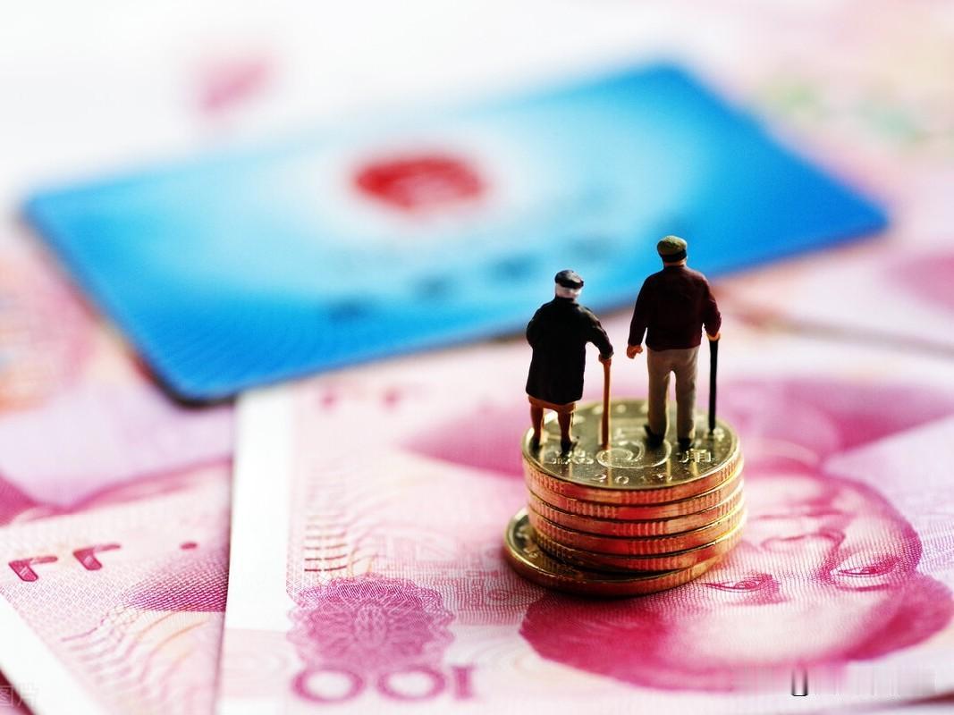 “基本养老保险 + 顶格缴纳个人养老金（配置基金和保险） + 额外定投养老FOF