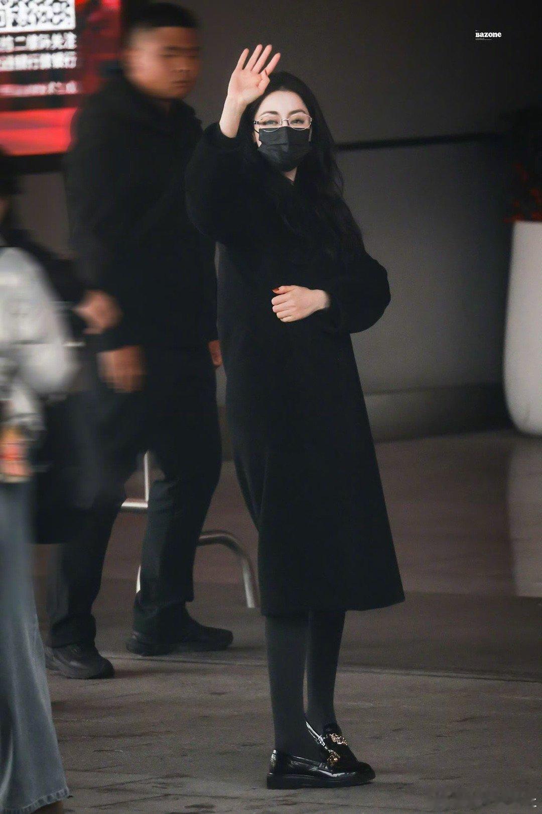 迪丽热巴高智感妈咪具象化了，状态好好啊，记得多穿点～ 