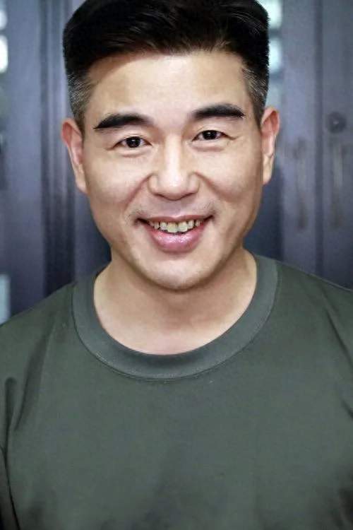 六十岁演父亲，这一回没有剧本，相差二十七岁，四朵玫瑰长成小家