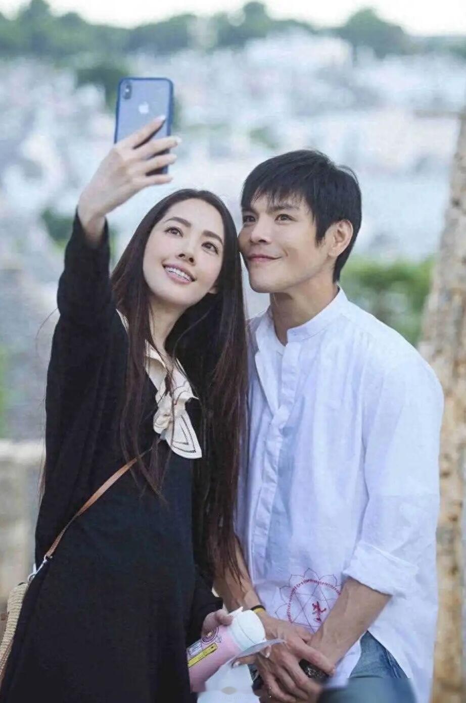 向佐给郭碧婷脱口秀首秀打call向佐在线为郭碧婷脱口秀首秀助力，不仅自己期待，还