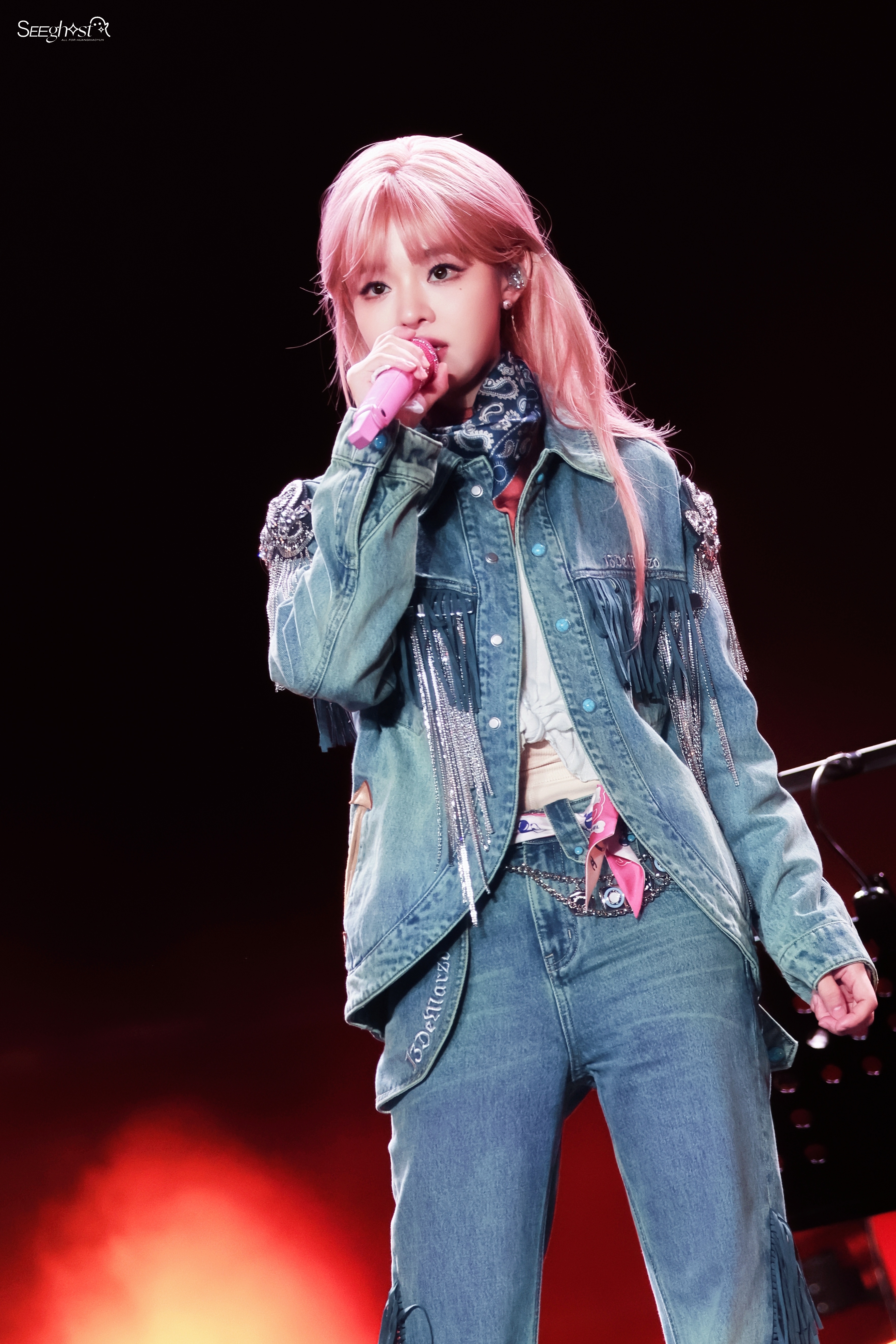 这下都知道黄霄雲穿了两条秋裤 救命！黄霄雲居然穿了两条秋裤来保暖，这下被发现后直