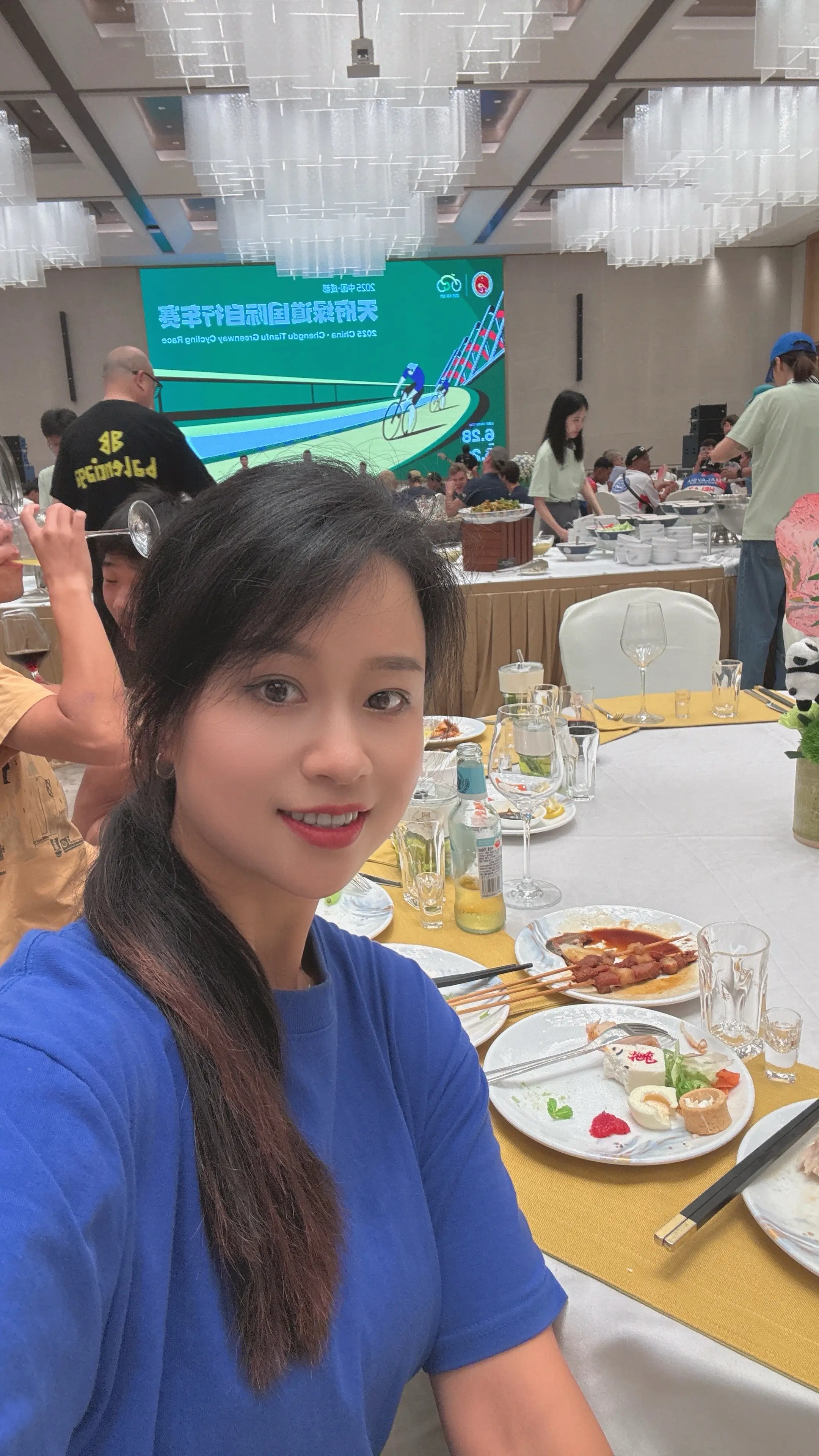 天府绿道国际自行车赛结束了，参加职业队晚宴，好开心！
