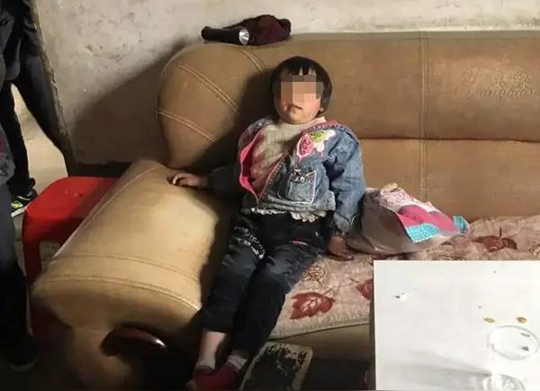 辽宁4岁女童丁一失联44小时后获救的救护车上视频曝光，看得人既揪心又暖心。妈妈透
