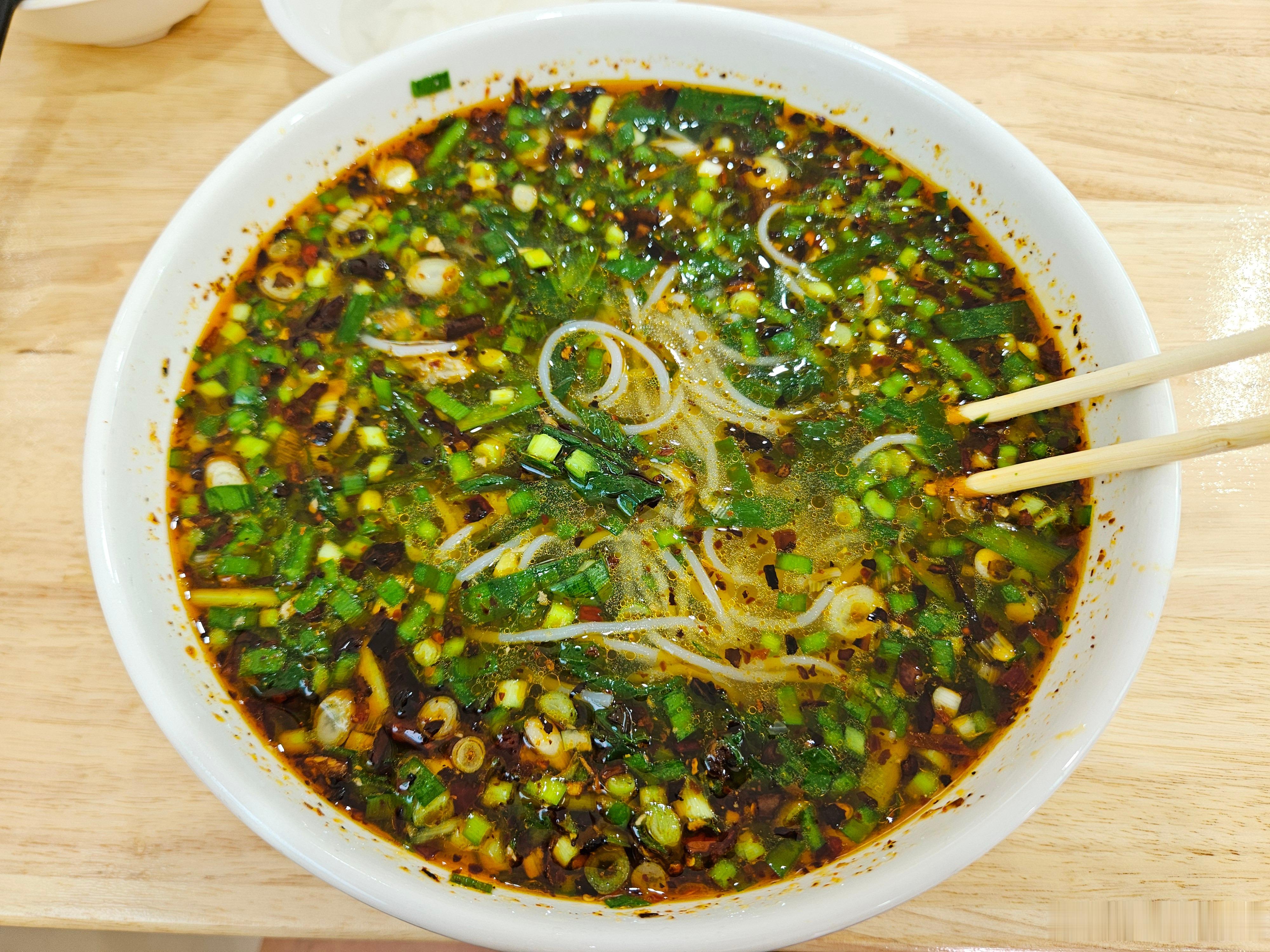 多多的韭菜，我高中背过的《食疗养生歌》里就有一句“韭菜补肾暖膝腰”，小区旁边这家