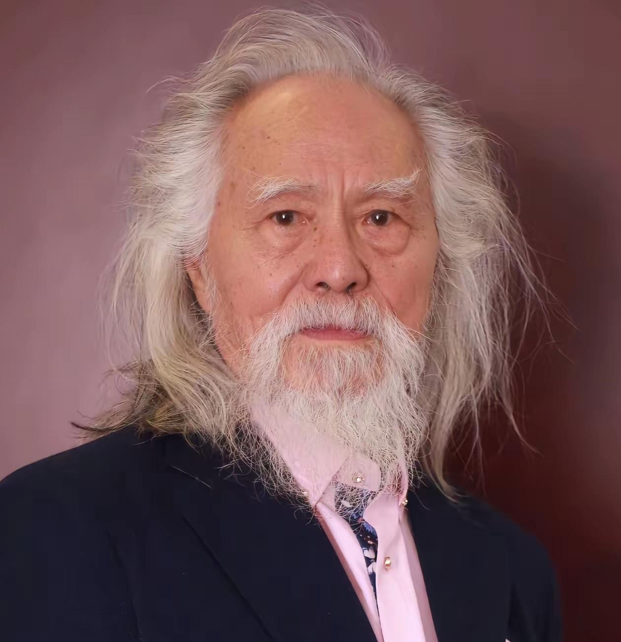 我大伯是中医，我让他看王德顺照片，他说他长寿秘诀是眼睛有神！眼睛可以看出人的气色
