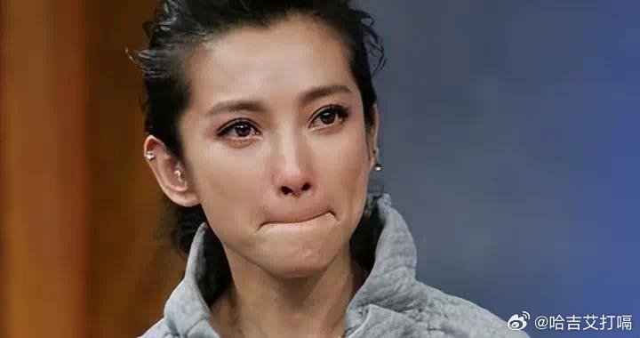 凤凰新闻【李冰冰自曝身患不治之症，近况曝光，和亲妹冷战，因黄晓明被网暴】文丨明编