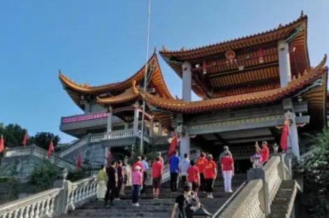 台湾富豪魏明仁干了一件让全岛炸锅的事——他自掏腰包1.15亿台币买下彰化的碧云禅