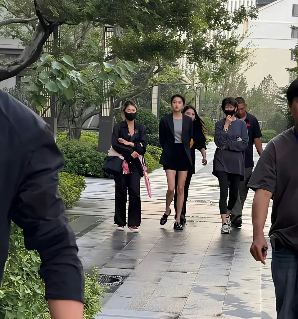 网友在小区偶遇一位名人 