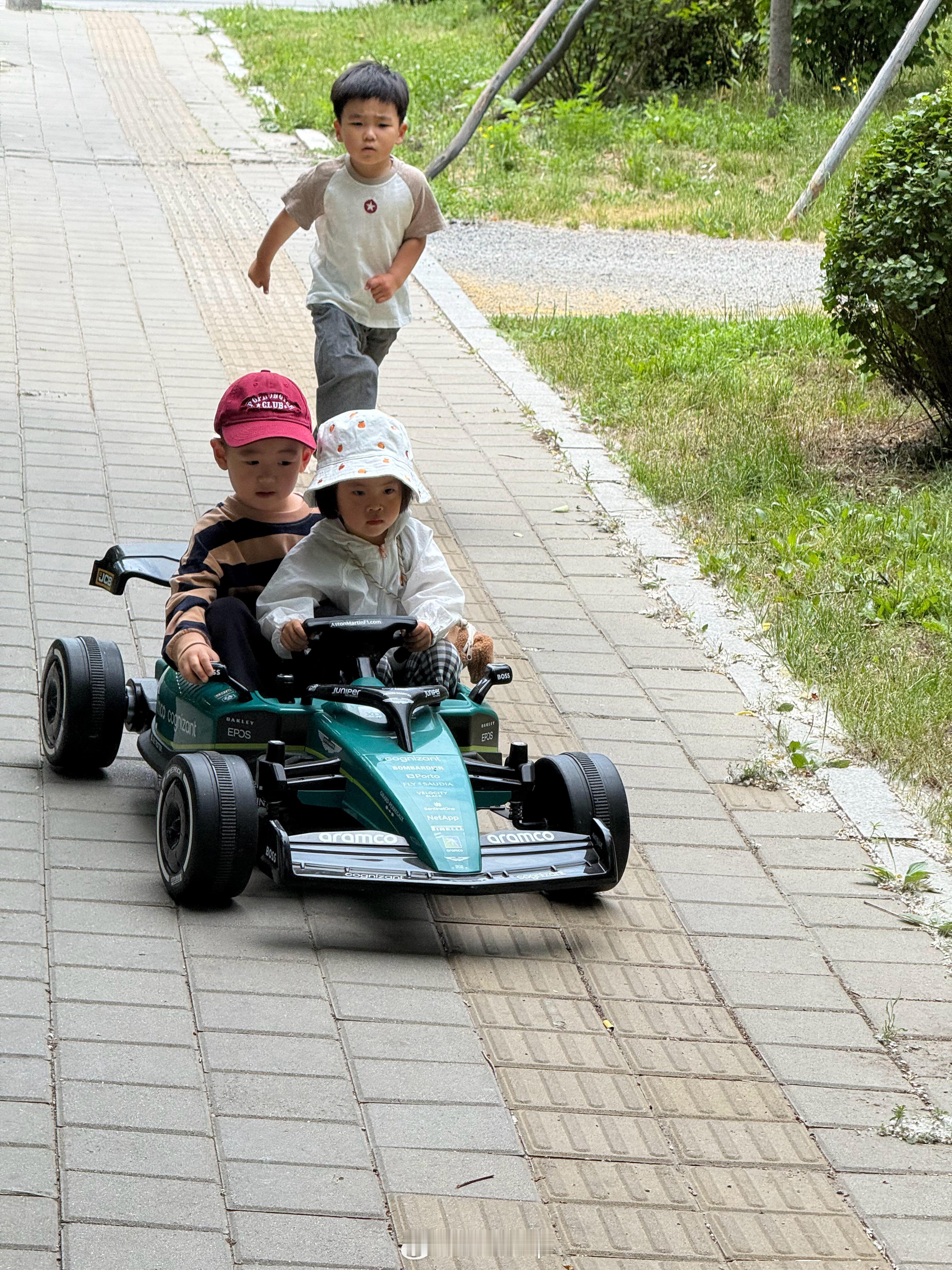 终于把送的F1战车开出来了，副驾还坐了个小妹妹，小妹妹今天还化了妆涂了口红。最后