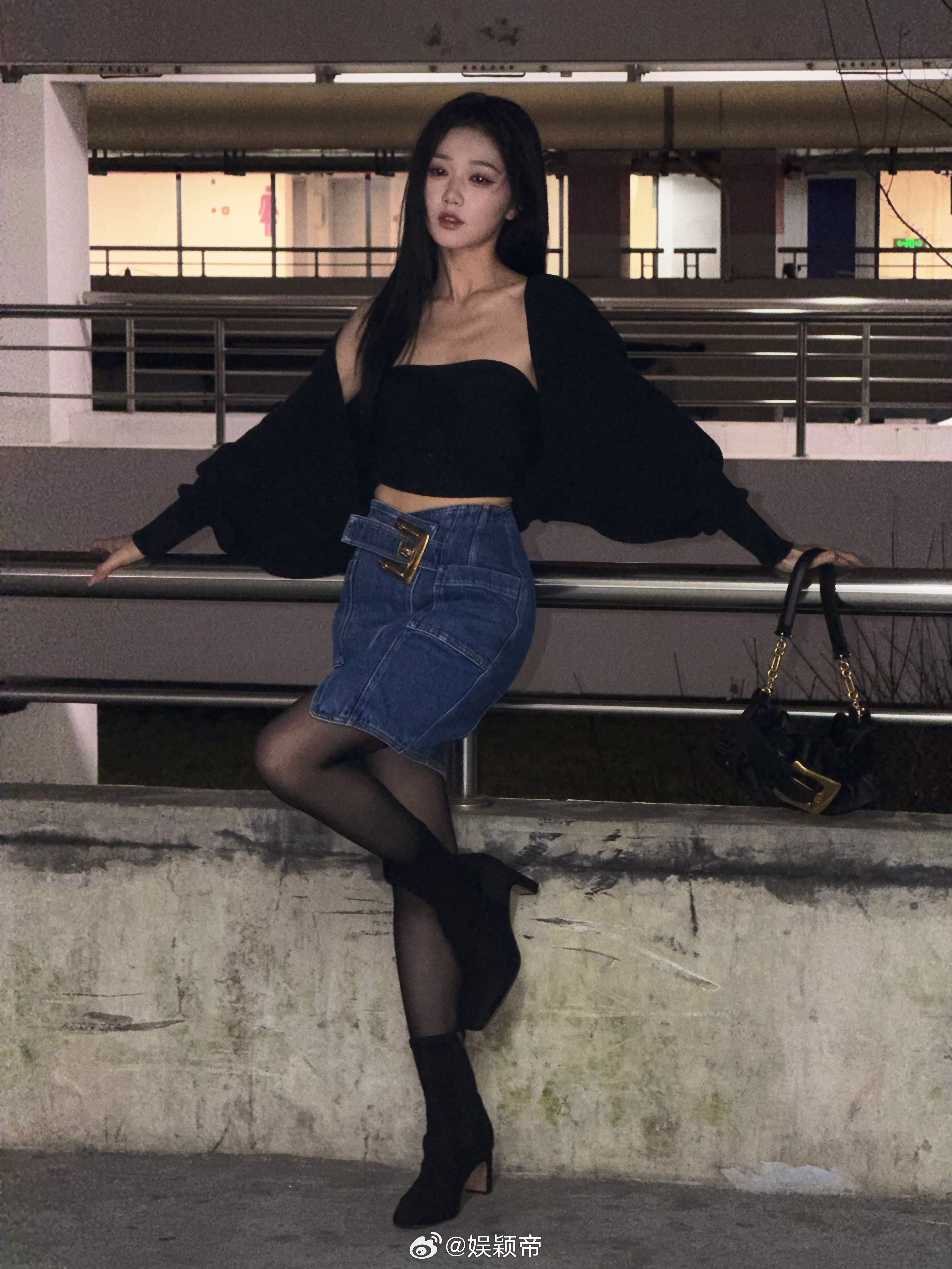 曝岳雨婷为看秀豪掷百万 那些传闻真假难辨，但岳雨婷在秀场的生图骗不了人。她站在那