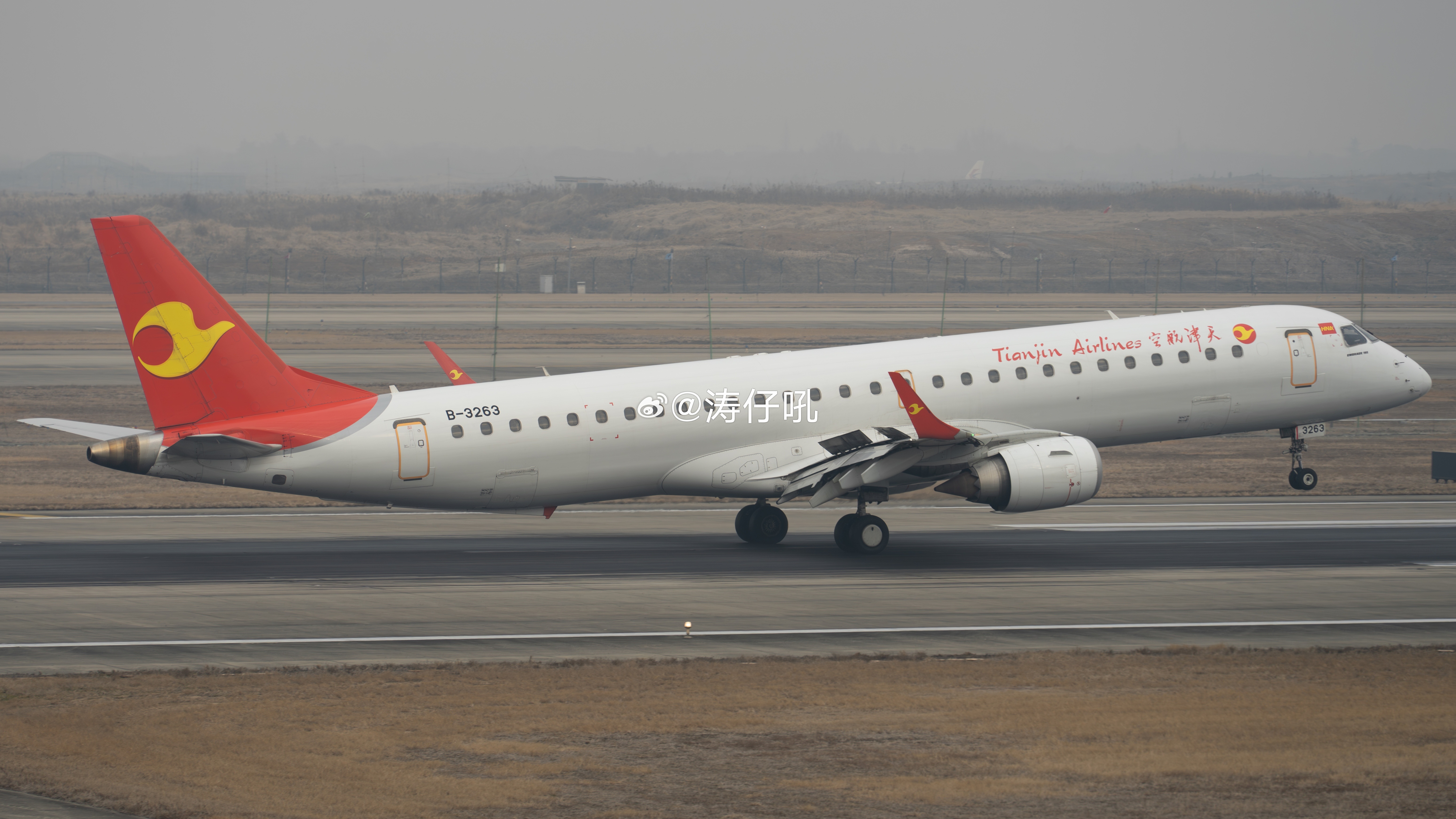 天津航空注册号B-3245/ERJ195于9月19日由天津滨海调机日照山字河，在
