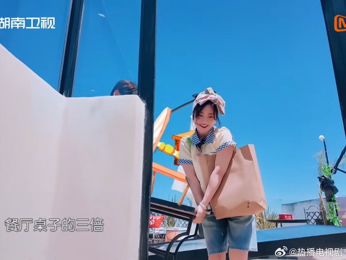 沈月翟潇闻抬桌子没有一秒不好笑沈月翟潇闻怎么这么有节目，两人要把宿舍天台上的桌子