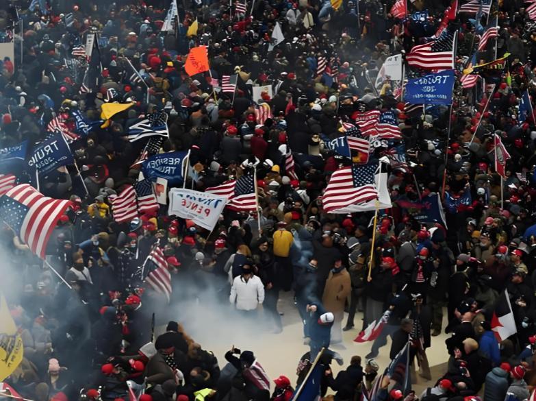 以前的公知：你们没事多看看美国！

现在的公知：你们没事老盯着美国看干什么？
