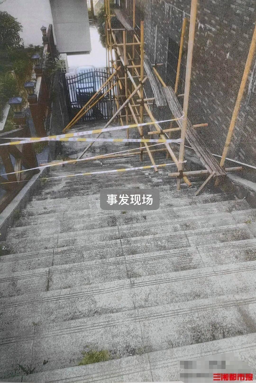 低头看手机摔亡案
二审判决来啦！
 
张家界中院二审判决死者自担50%责任，物业