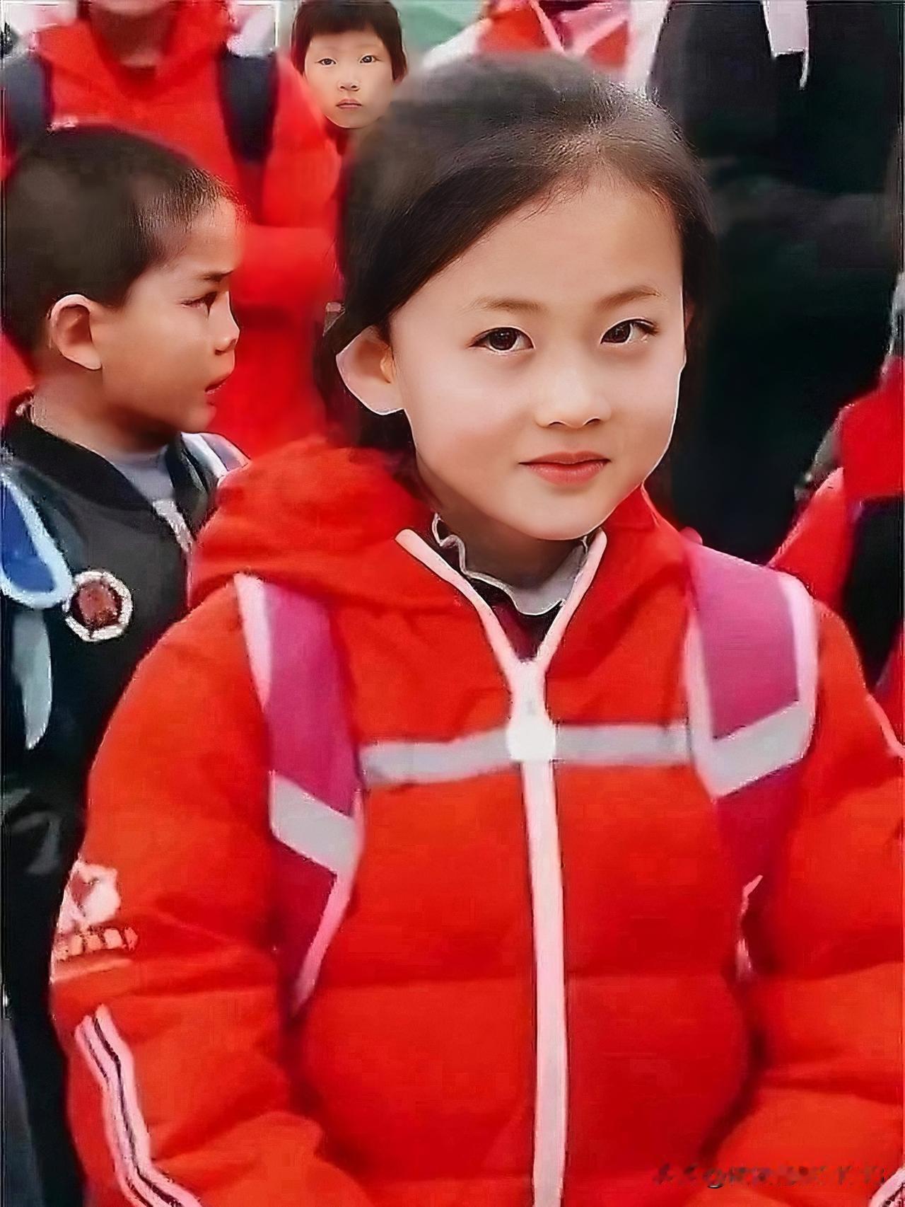 还记得当年网上爆火的宁夏微笑女孩铁嘉欣吗？

当初就那么一个干净腼腆的笑容，一下