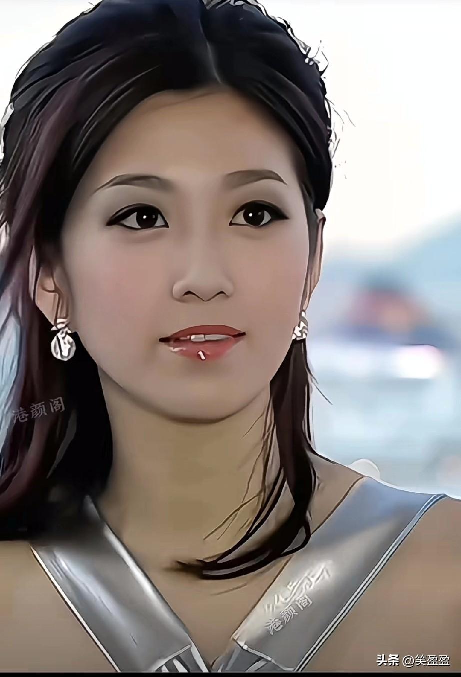 她曾为TVB当红花旦，有着:“初代宅男女神”之称，和老公王浩信步入婚姻殿堂，可惜