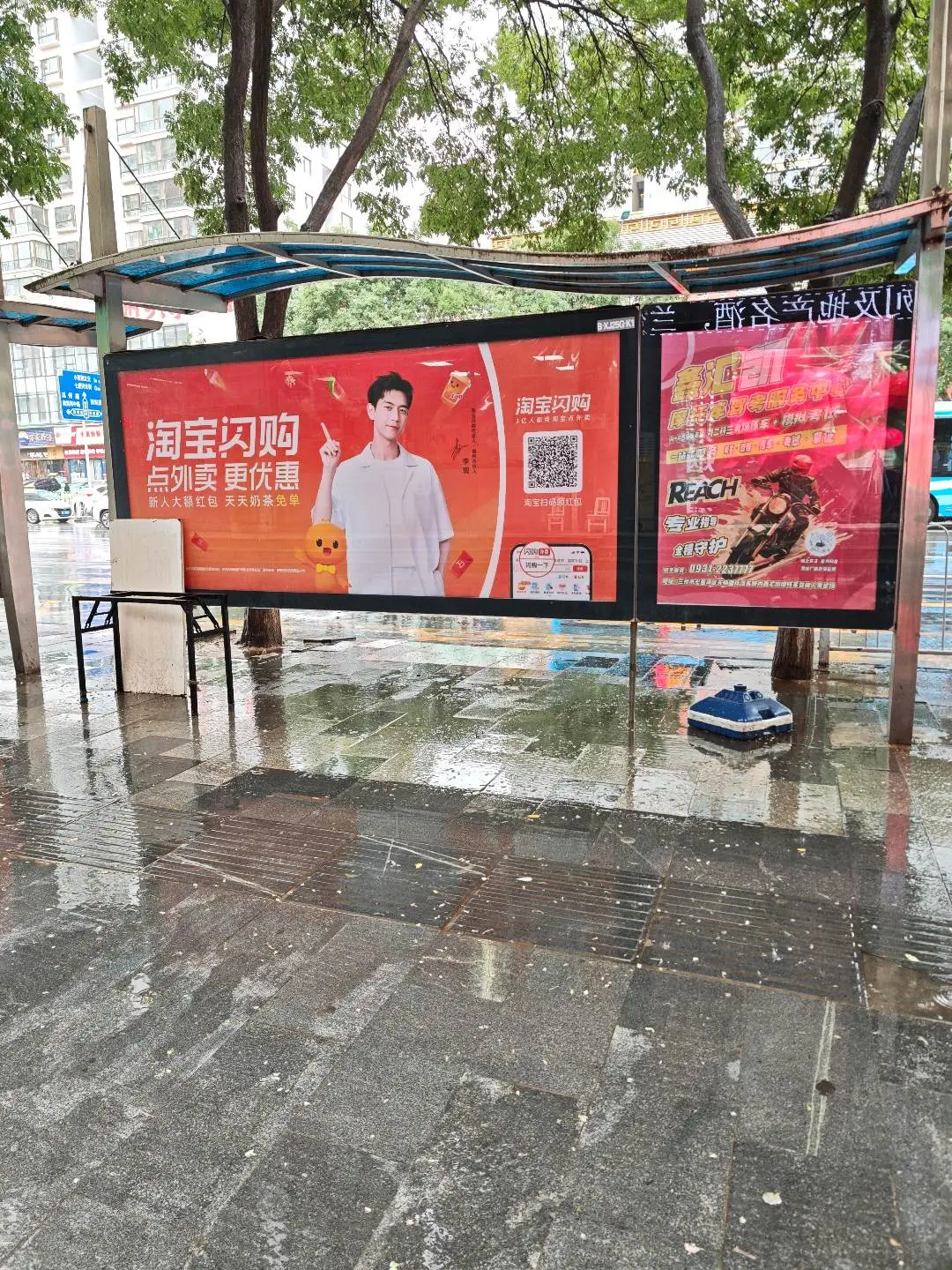 世界如暴雨不停  你是我仅有的伞