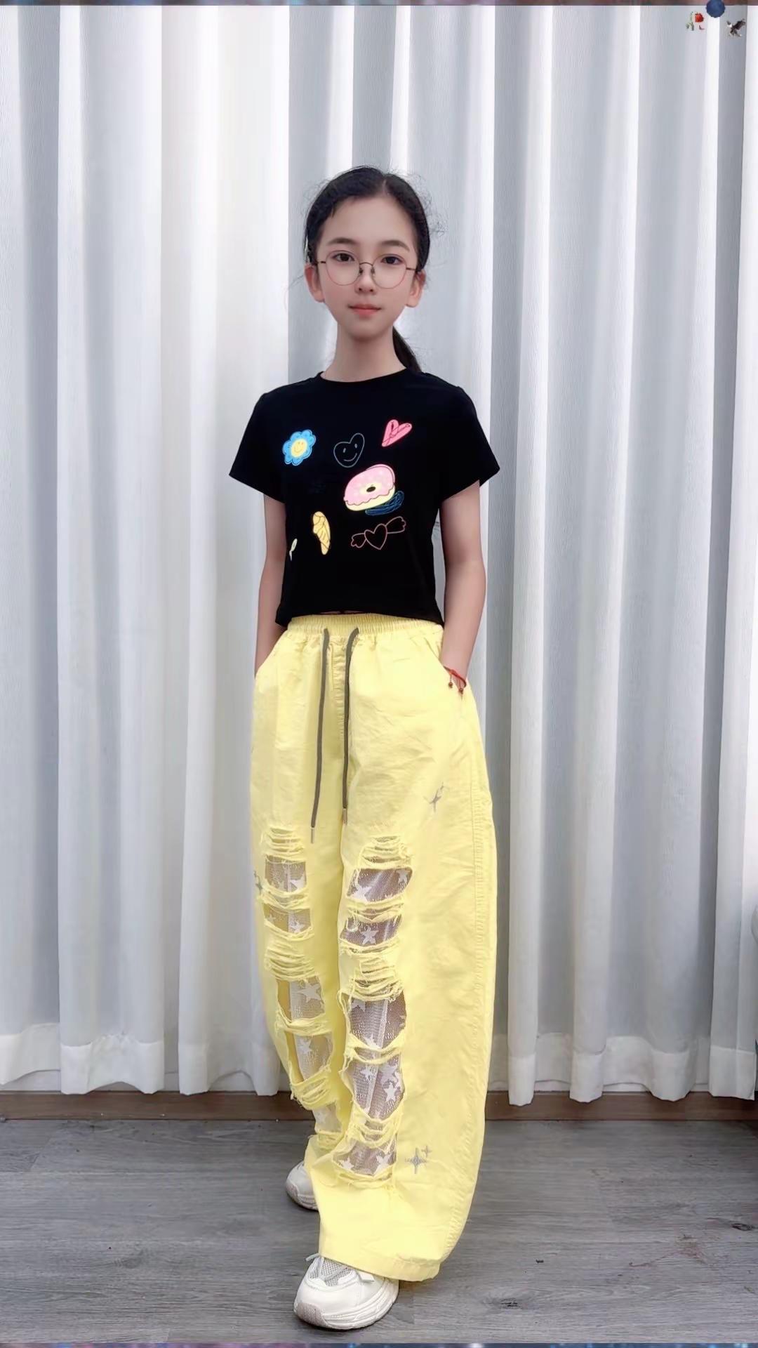 小姑娘 真的是太忙了我 本来想着放假了打算一天给她穿一套新衣服每天都不一样 我买