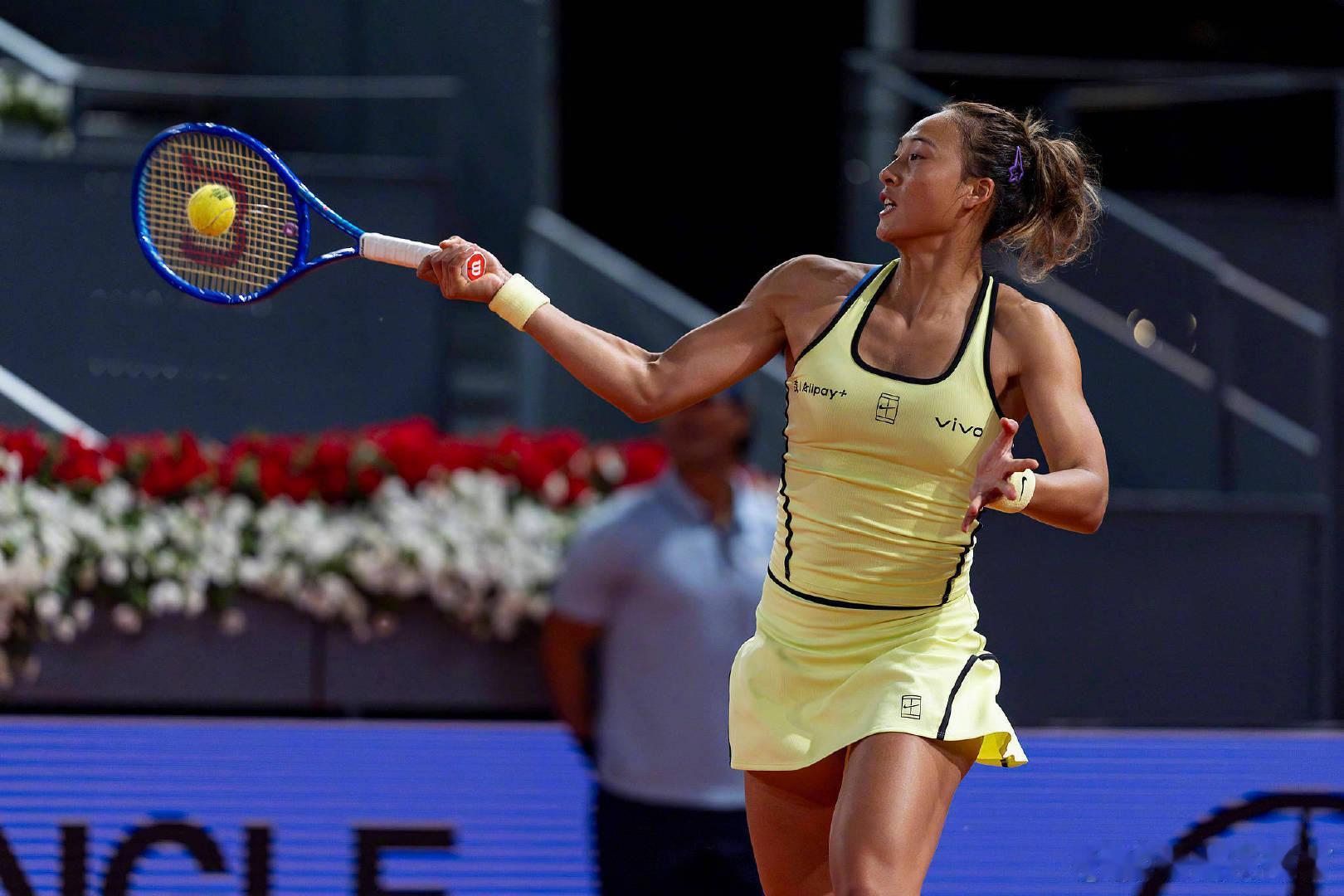 【】WTA1000罗马赛女单首轮，郑钦文在先输一盘，决胜盘0-3落后的情况下实现