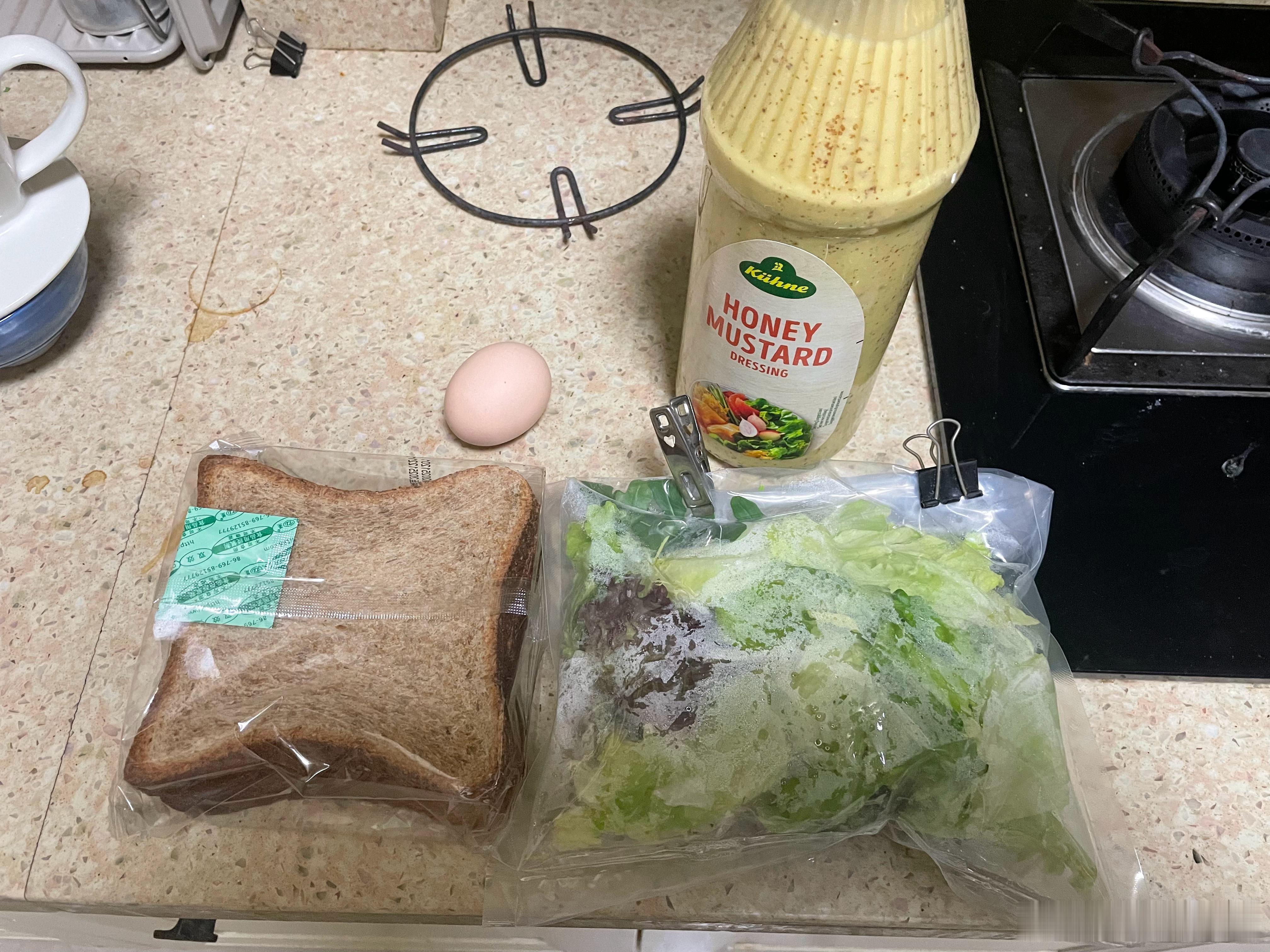 小日本真不行我的预制菜、转基因，健康保健早餐。1片面包、1个水煮蛋、半份转基因沙